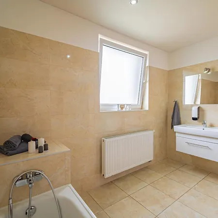 Luxusny, Plne Zariadeny, Sukromny S Klimatizaciou Nedaleko Historickeho Kupelneho Mesta Bojnice Apartment Novaky