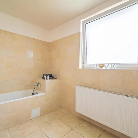 Luxusny, Plne Zariadeny, Sukromny S Klimatizaciou Nedaleko Historickeho Kupelneho Mesta Bojnice Apartment Novaky
