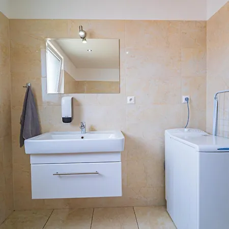 Luxusny, Plne Zariadeny, Sukromny S Klimatizaciou Nedaleko Historickeho Kupelneho Mesta Bojnice Apartment