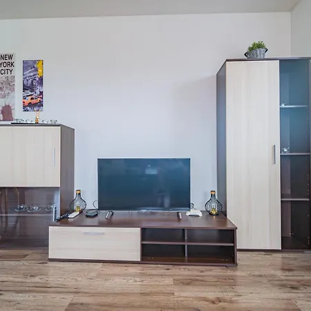 Luxusny, Plne Zariadeny, Sukromny S Klimatizaciou Nedaleko Historickeho Kupelneho Mesta Bojnice Apartment Novaky
