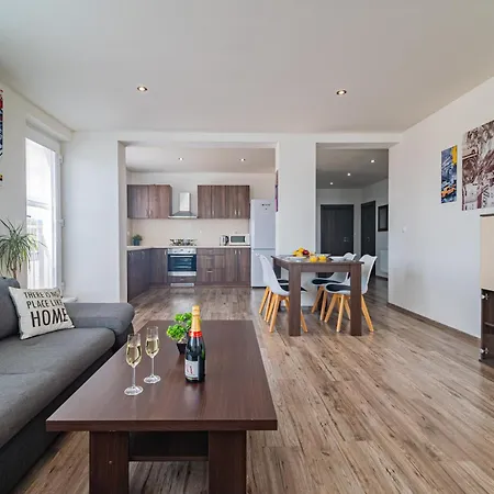 Luxusny, Plne Zariadeny, Sukromny S Klimatizaciou Nedaleko Historickeho Kupelneho Mesta Bojnice Apartment *