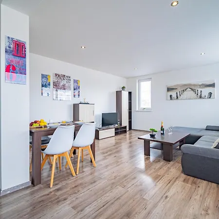 Luxusny, Plne Zariadeny, Sukromny S Klimatizaciou Nedaleko Historickeho Kupelneho Mesta Bojnice Novaky