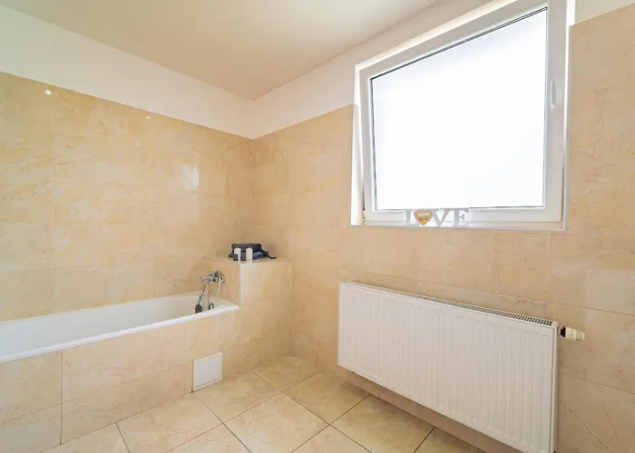 Luxusny, Plne Zariadeny, Sukromny S Klimatizaciou Nedaleko Historickeho Kupelneho Mesta Bojnice アパート Nováky