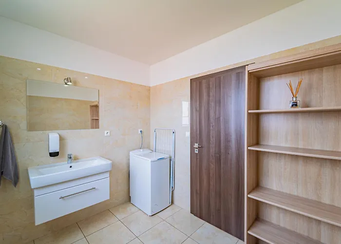 Luxusny, Plne Zariadeny, Sukromny S Klimatizaciou Nedaleko Historickeho Kupelneho Mesta Bojnice Nováky