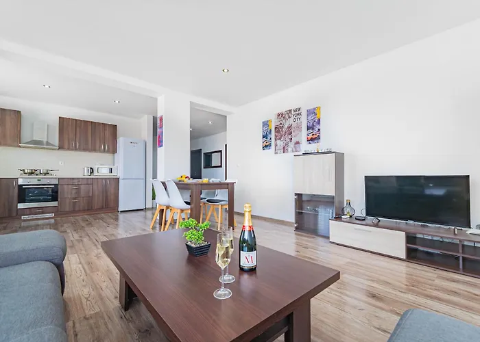 Luxusny, Plne Zariadeny, Sukromny S Klimatizaciou Nedaleko Historickeho Kupelneho Mesta Bojnice Nováky