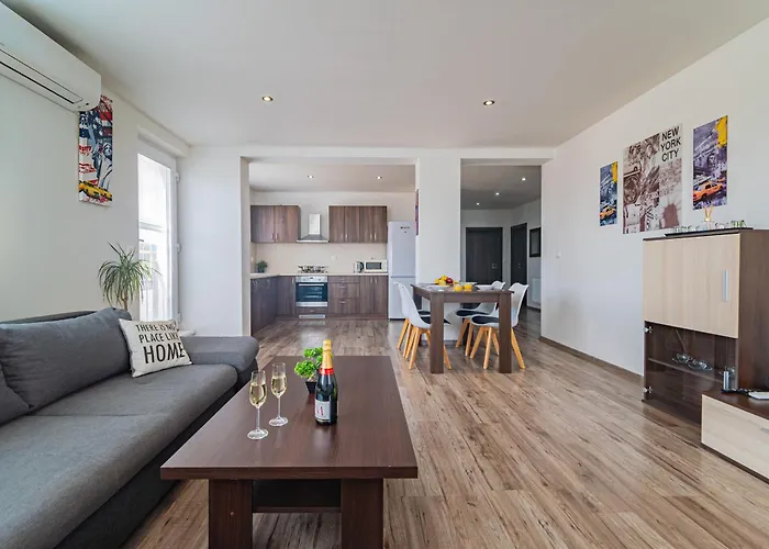 Luxusny, Plne Zariadeny, Sukromny S Klimatizaciou Nedaleko Historickeho Kupelneho Mesta Bojnice Lejlighed *